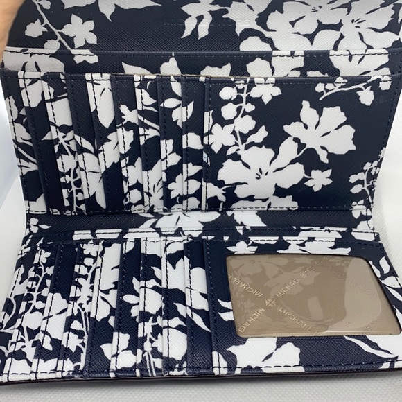 MK Wallet - Picture 3 of 7